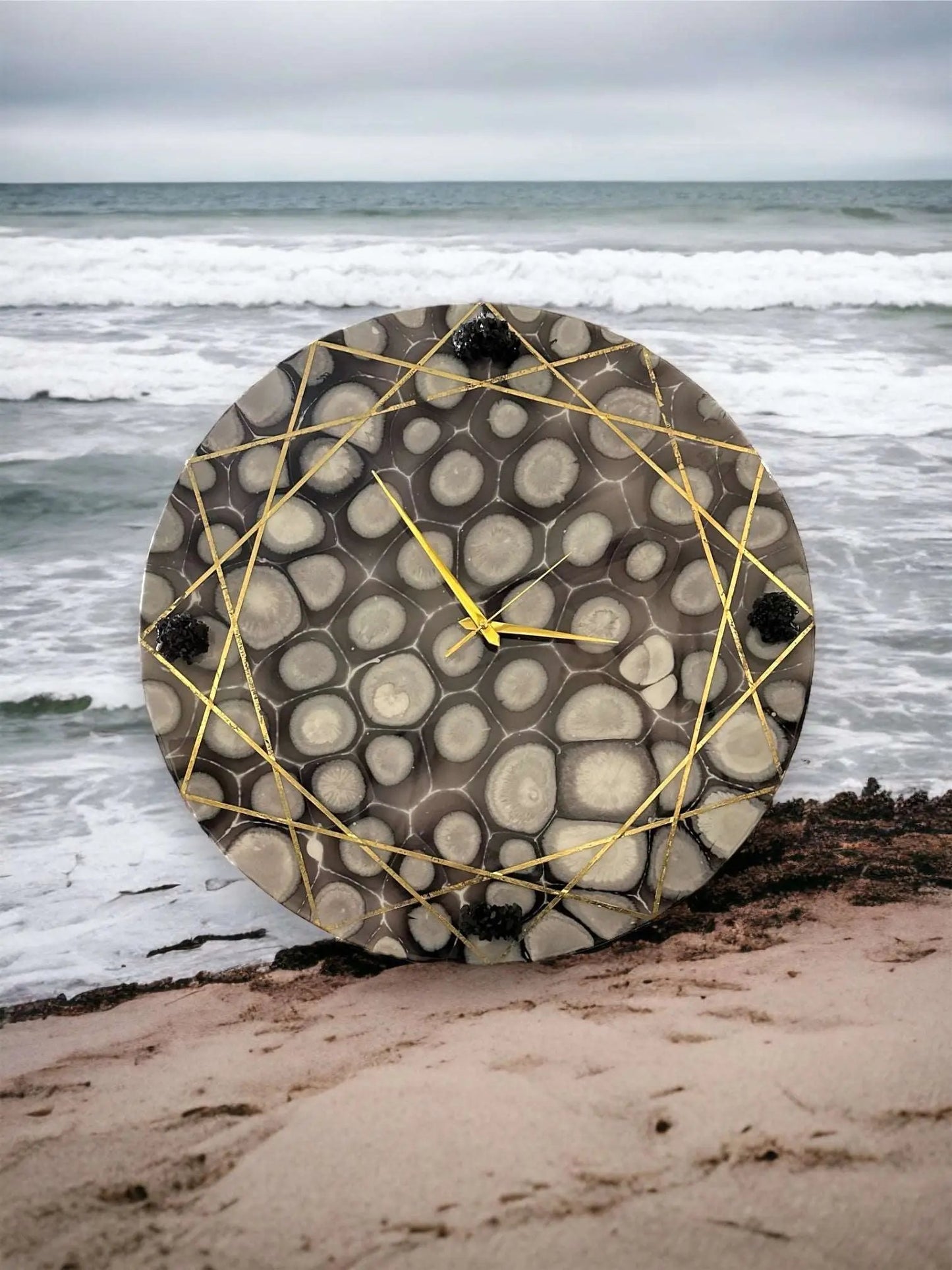 Abstract Art in Motion: Epoxy Resin Wall Clock with Shimmering Colors