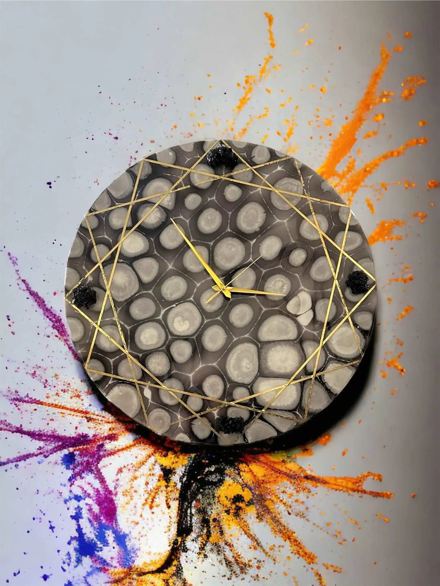 Abstract Art in Motion: Epoxy Resin Wall Clock with Shimmering Colors