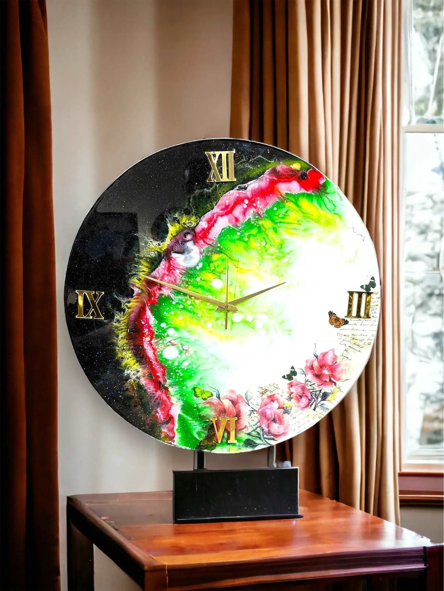 Abstract Art in Motion: Epoxy Resin Wall Clock with Shimmering Colors
