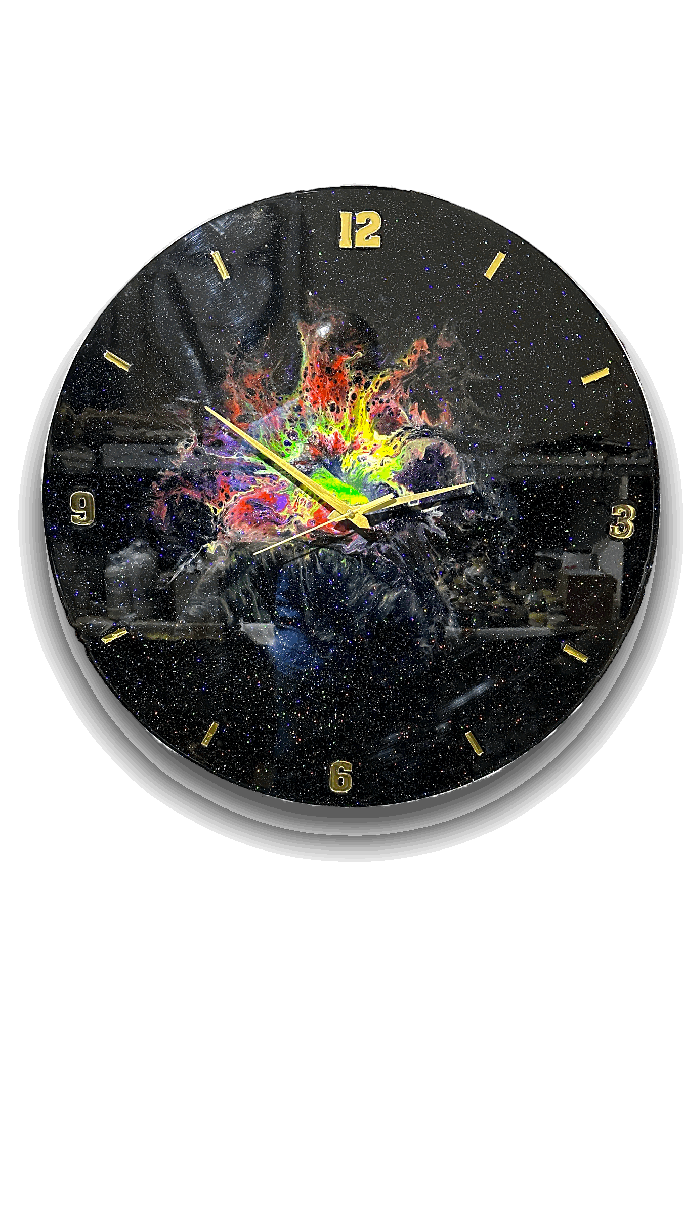Abstract Art in Motion: Epoxy Resin Wall Clock with Shimmering Colors