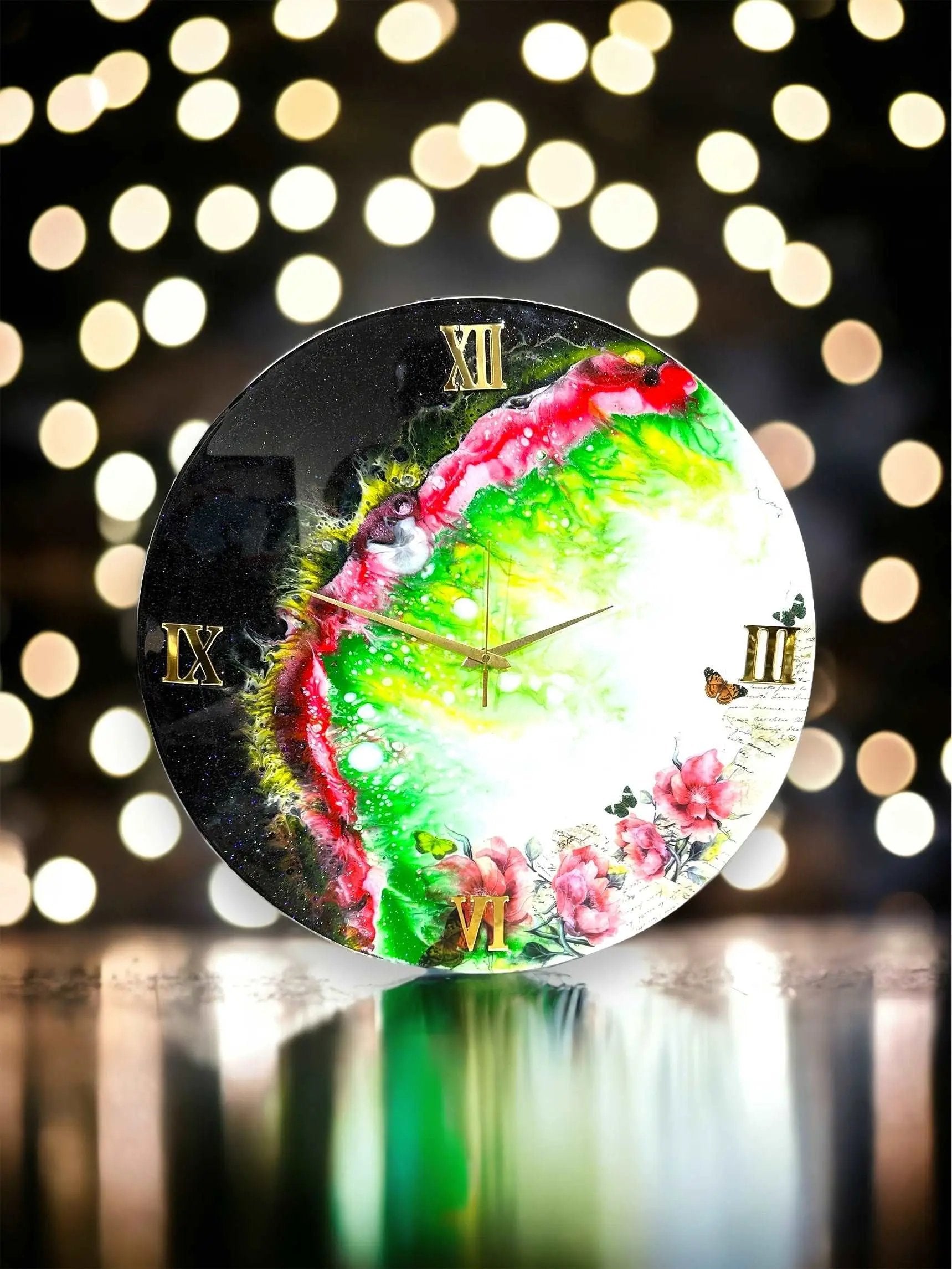 Abstract Art in Motion: Epoxy Resin Wall Clock with Shimmering Colors
